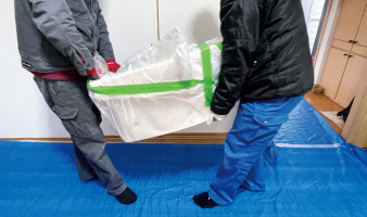 古い便器を取り外します。