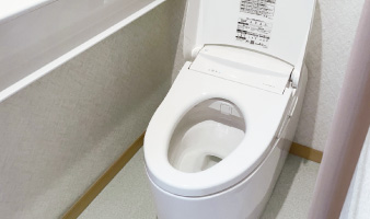 新しいトイレを設置します。