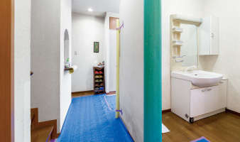 養生し、古い洗面化粧台を取り外します。