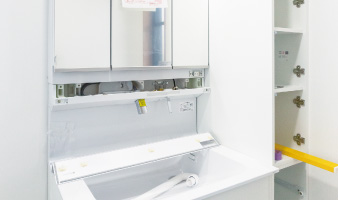 キャビネットや水栓を取り付けます。