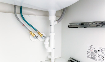 給水・排水管を接続します。