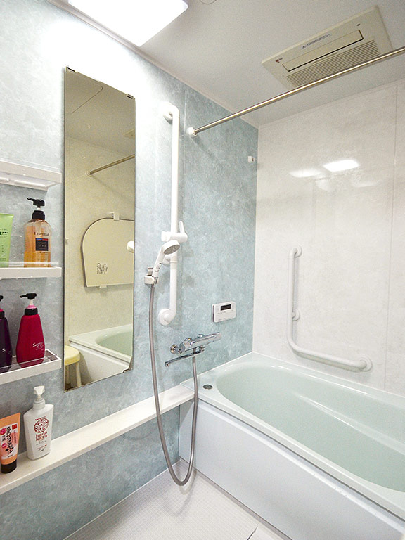 バリアフリーのシステムバスルームで安心