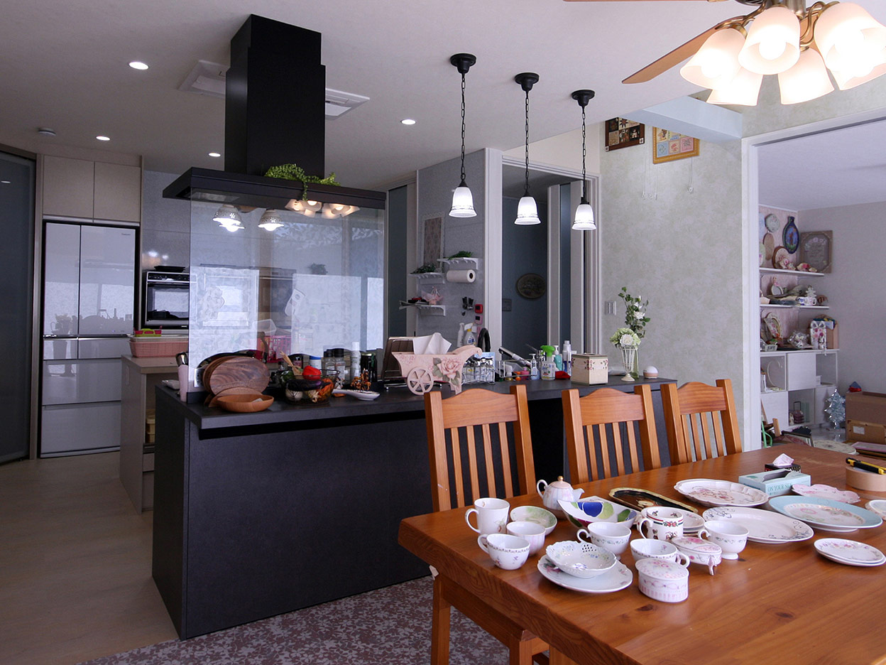 アイランドキッチンと作業台を囲んで楽しいお料理教室を