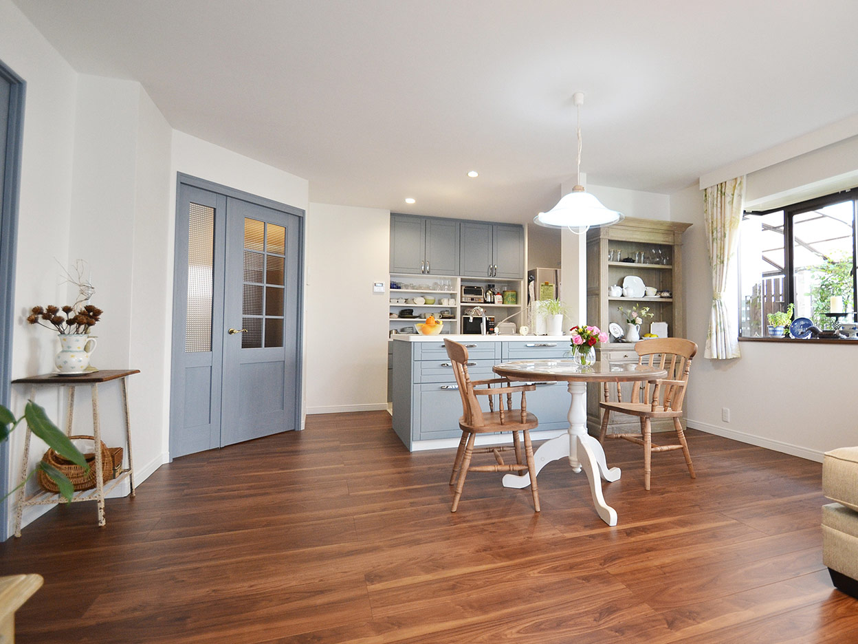 フレンチカントリー調家具が映えるリノベーション