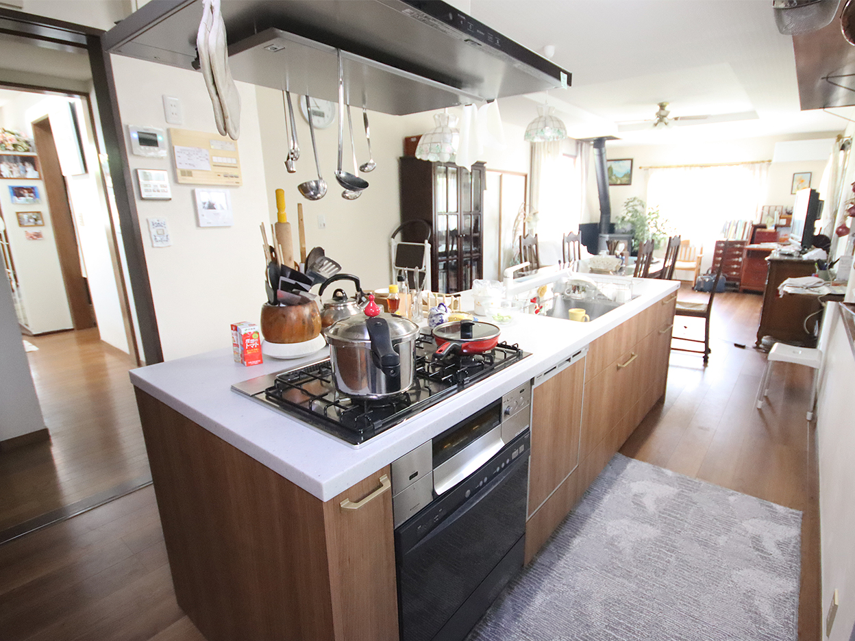 開放的なLDKとロフトの新設、屋根のリフォーム