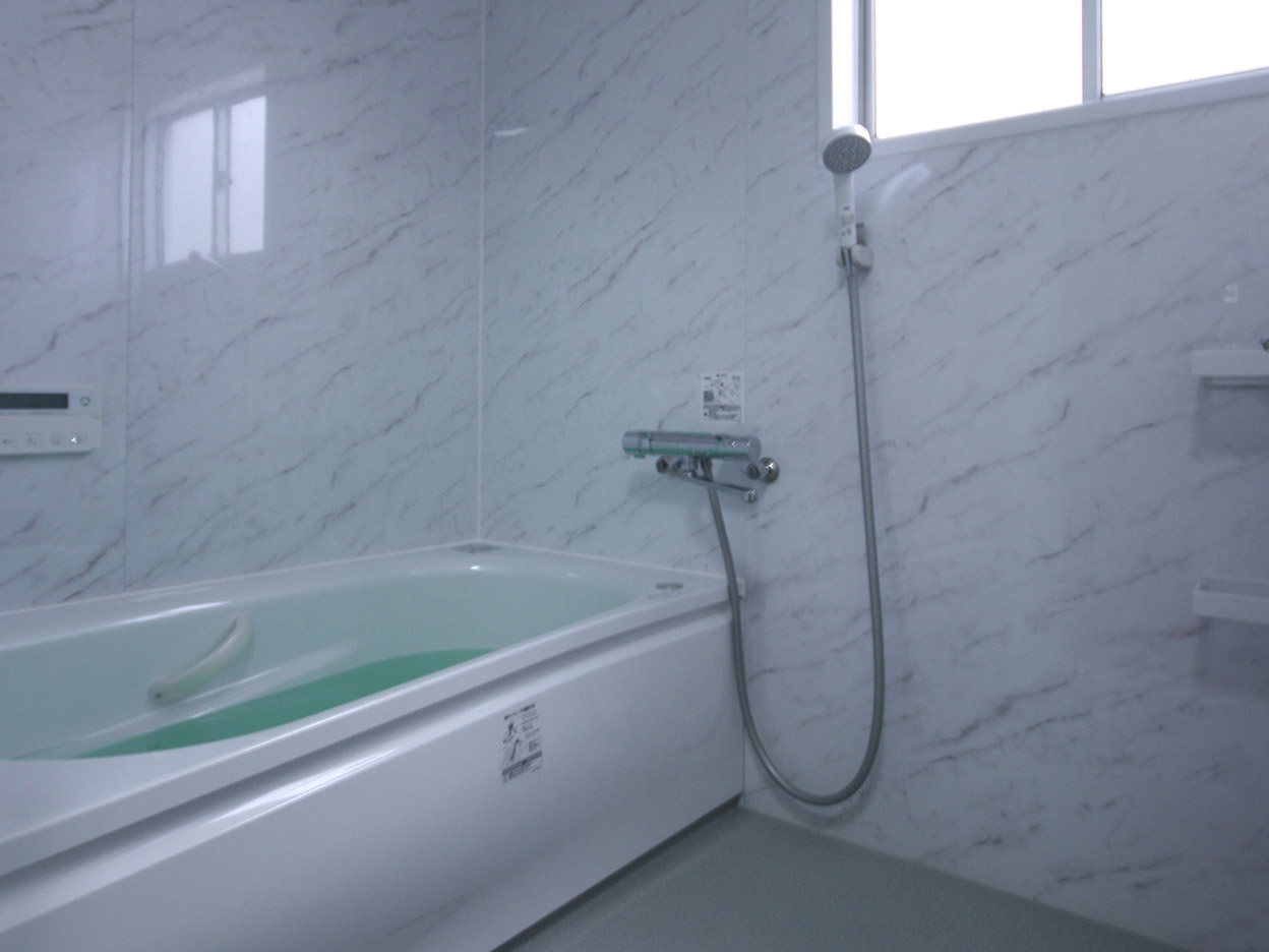 白い大理石調のパネルで清潔感のあるシステムバス