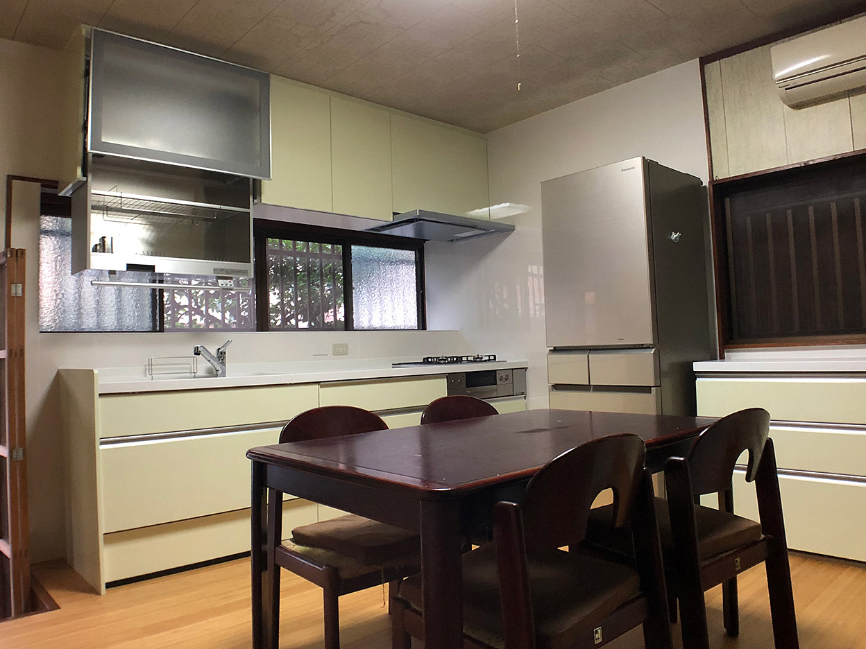 電動昇降吊戸棚を採用して便利なキッチンに