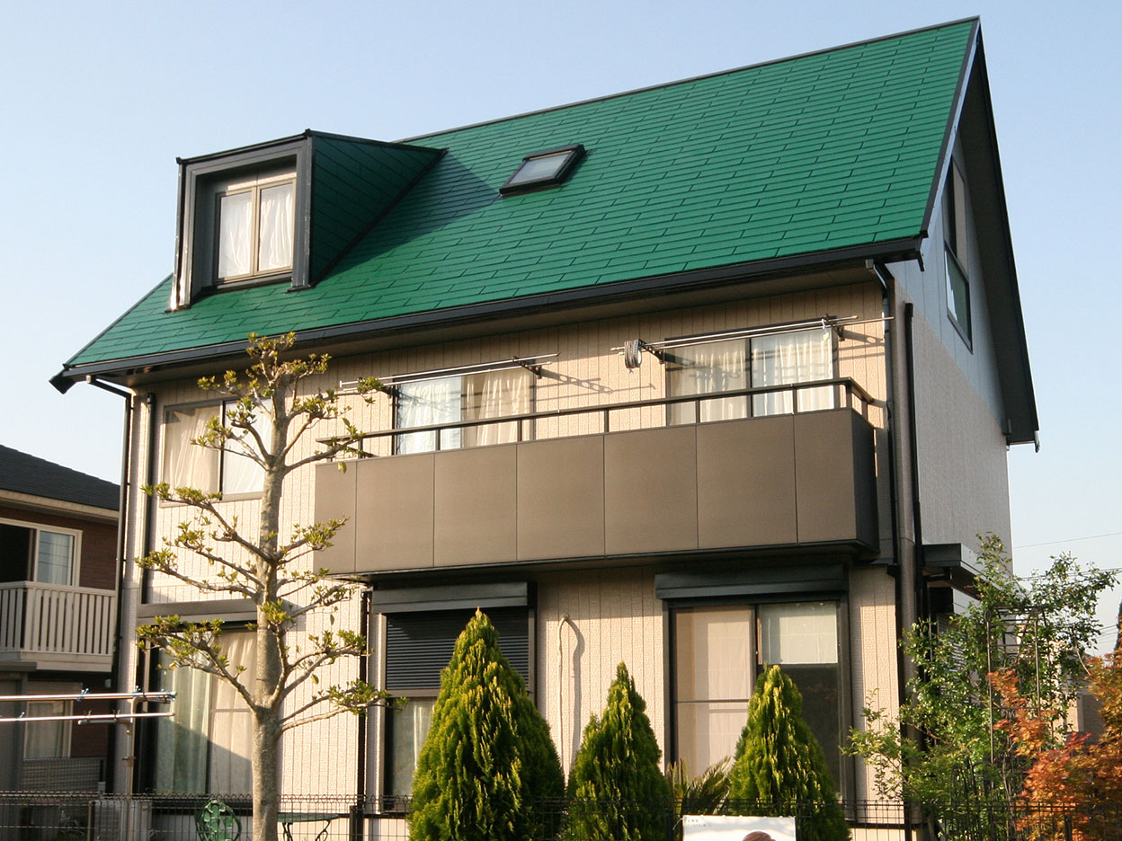 街並みにひときわ映えるモダンな外観