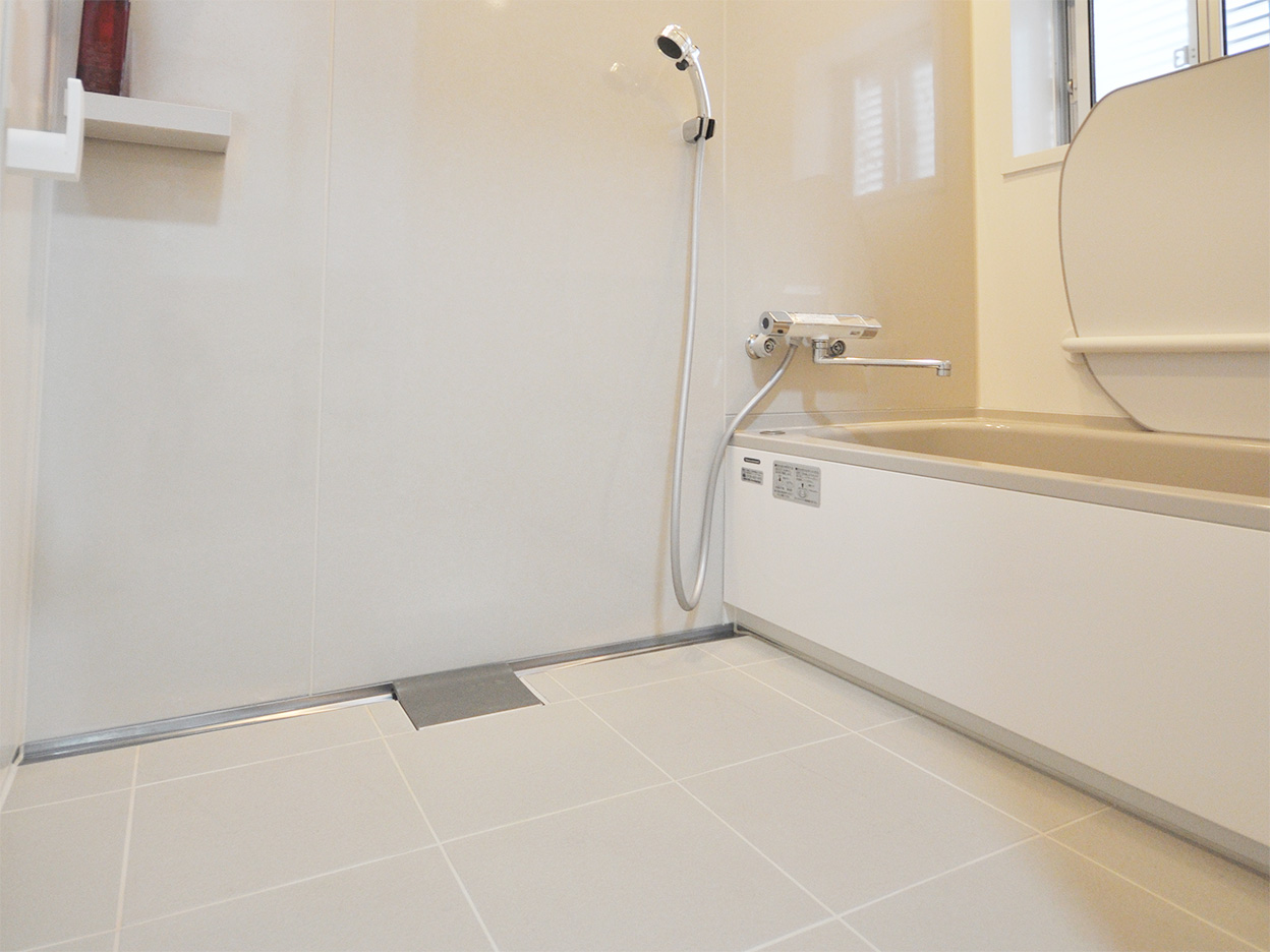 空間を有効活用し、広くて将来も安心なバリアフリーの浴室に