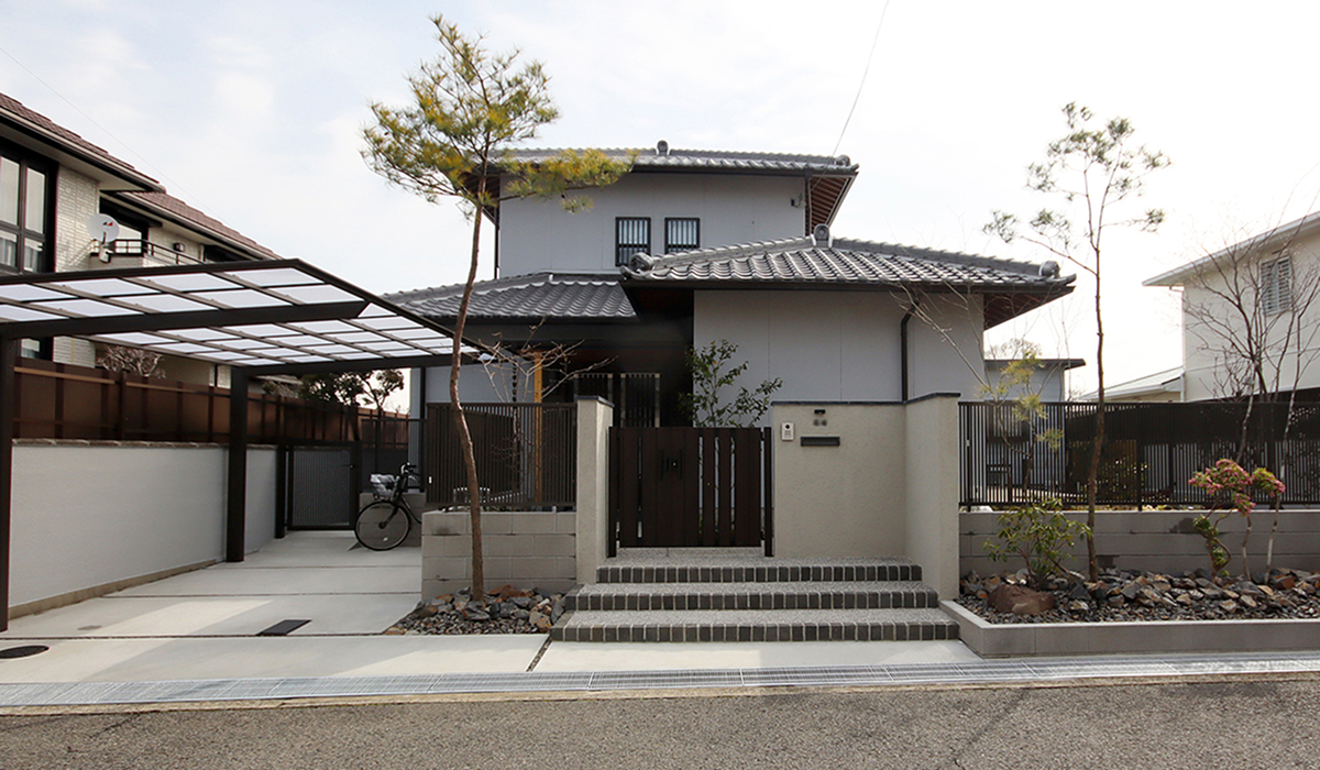 和風の佇まいを大切に、ウッドデッキと家庭菜園を楽しめる住まいに