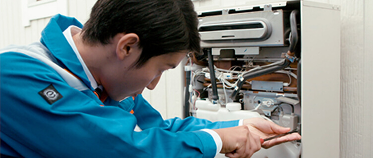 大阪ガスの1人の男性施工スタッフが工事をしている