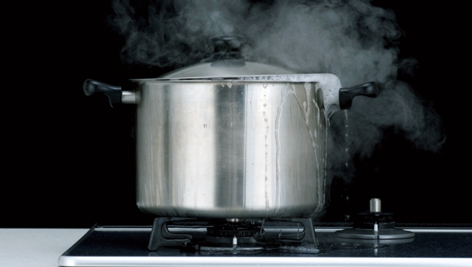 煮こぼれや風などで火が消えても自動的にガスを止め、ガスもれを防ぎます。
