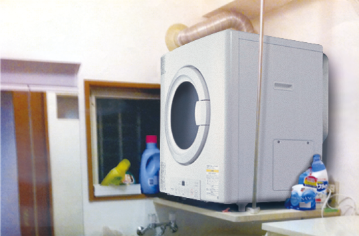 作りつけの棚で、あまりスペースのない洗面所にも乾太くんが設置できました。