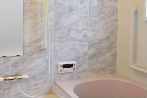 浴槽の上にL字型の手すりを取付け、出入り時の動作をサポート。