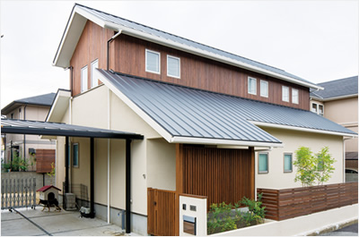 長く大きな屋根が印象的なF邸。中庭側には太陽光発電のパネルが設置されています。