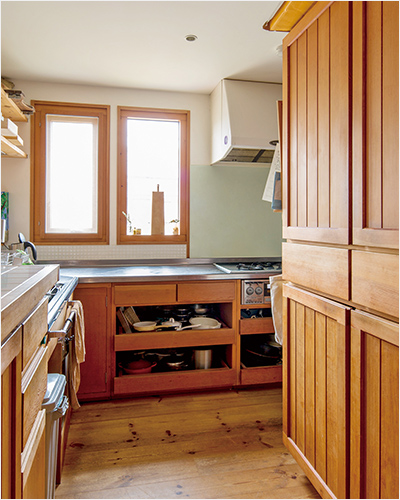 使い勝手を考慮して、オープン棚となったキッチン下。L型となったキッチンは、パイン材を用いたオリジナル。
