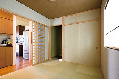 ステンレスの床板を用いた和室スペース。
