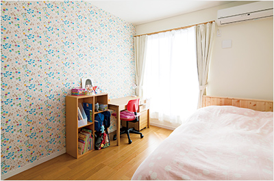 カラフルな色使いの壁紙の部屋は、下のお嬢さま専用のスペース。