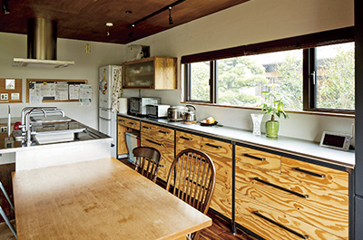 針葉樹合板を使ったキッチン収納は、関連会社のコンセプトショップ・CAMP（カンプ）のオリジナル。