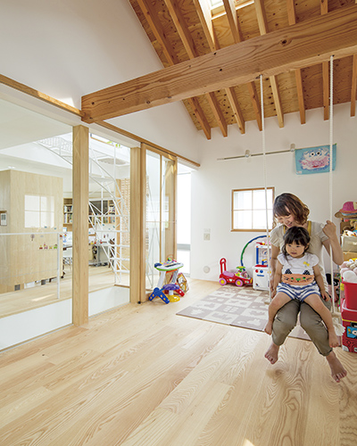 現在は一つの大空間となっている子ども部屋は、ブランコの設けられている梁を活用して分割することも可能。