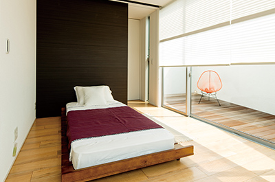 ２階の寝室は、テラスやバルコニーを通して明るく、風通しのよい空間になっています。