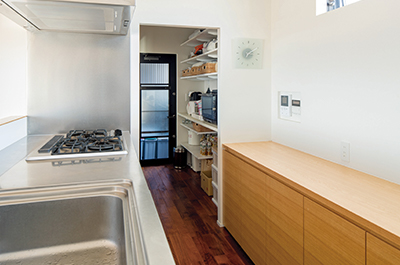 キッチン横のパントリーは収納力抜群。食品ストックだけでなく、調理家電を置くことができるように考えられており、キッチン周りにモノを置かなくてもいいようになっています。